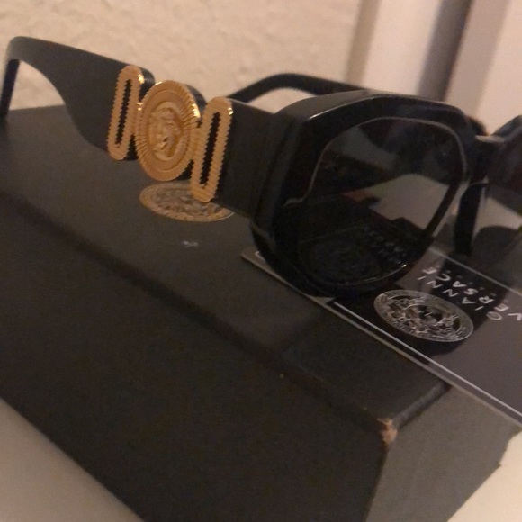 100% Authentic Versace Shades           Model VE 4361 NWT & Authentication Card - Picture 4 of 12